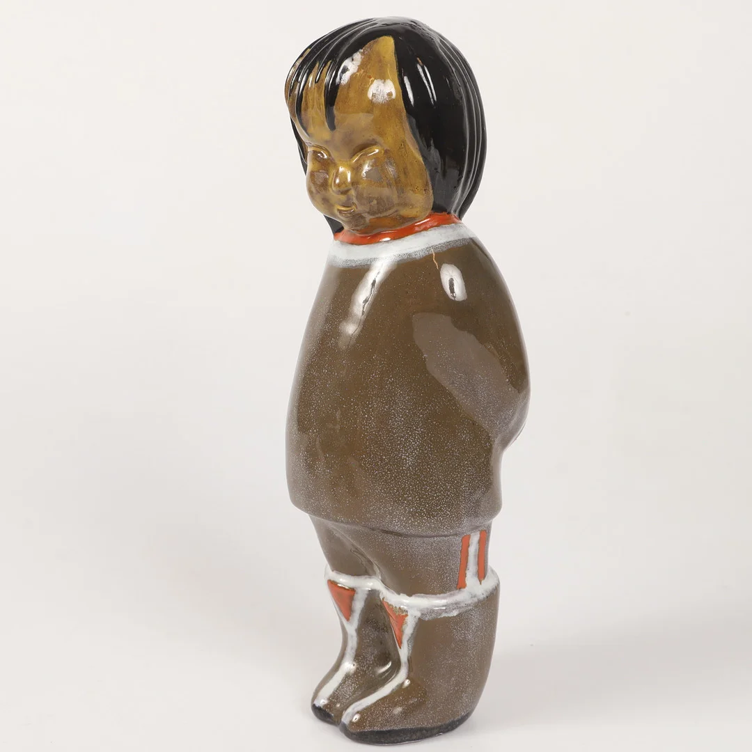 VICKE LINDSTRAND. Figurin, "Eskimå", glaserat stengods, Upsala-Ekeby, signerad V.L. — European — Helsingborgs Auktionskammare