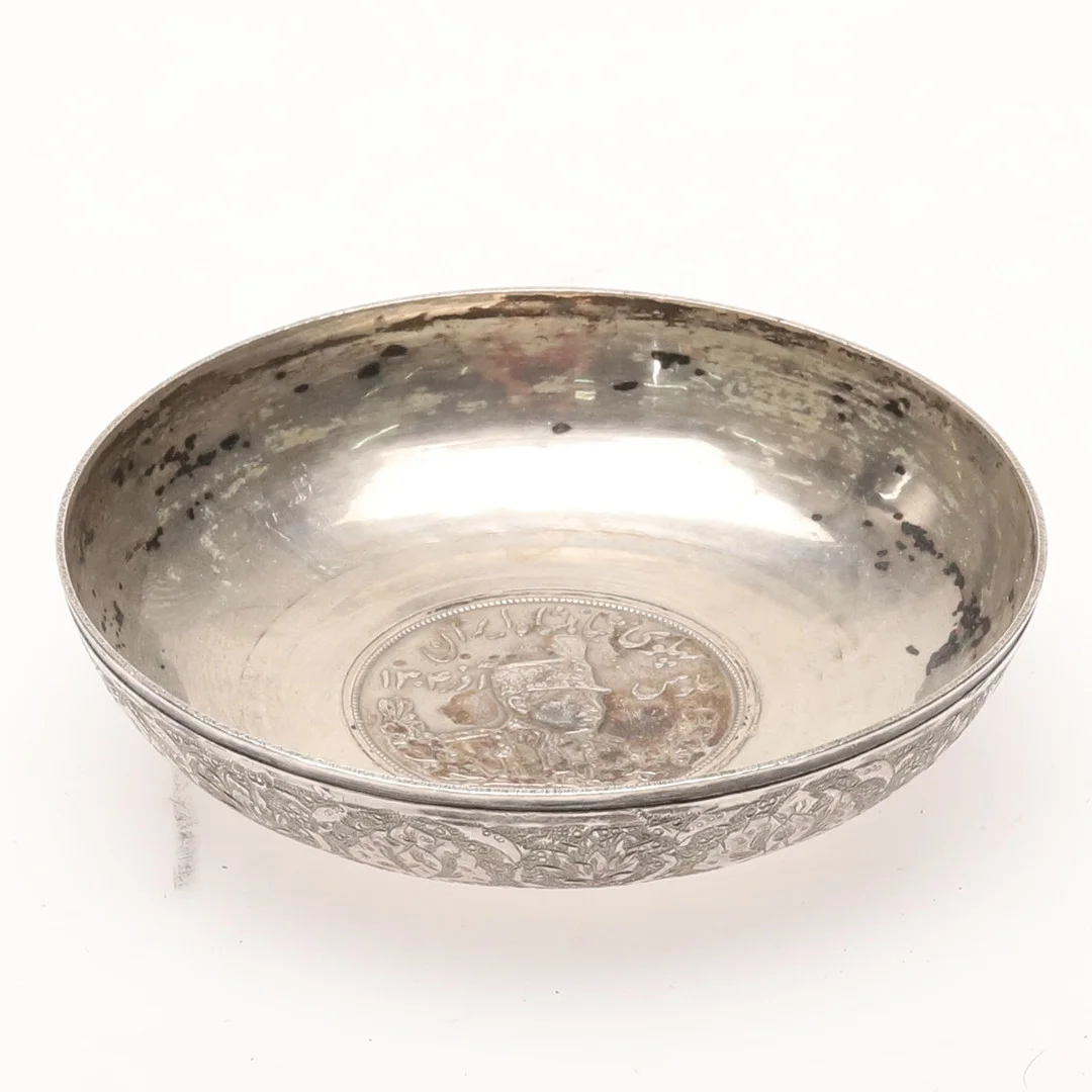 SILVERSKÅL. Persiskt, myntinfattat, 1900-talets första halva, 87 g. — Silver — Örebro Stadsauktioner