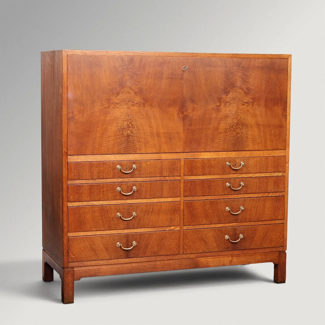 LUDVIG PONTOPPIDAN. TILSKREVET. Chatol af fineret og massiv eg, front med skriveklap og skuffer, Danmark, ca. 1940'erne. — Chests of drawers — Palsgaard Kunstauktioner