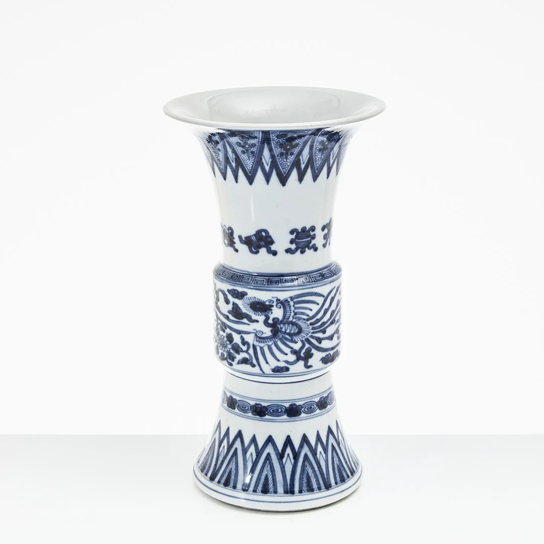 TRUMPETVAS, Gu-form, porslin, Kina, 1900-tal, dekor av fenixfåglar, attribut samt stiliserad bladbård i underglasyrblått, Chenghuas sex karaktärers märke. — Ceramics & Porcelain — Stockholms Auktionsverk Magasin 5