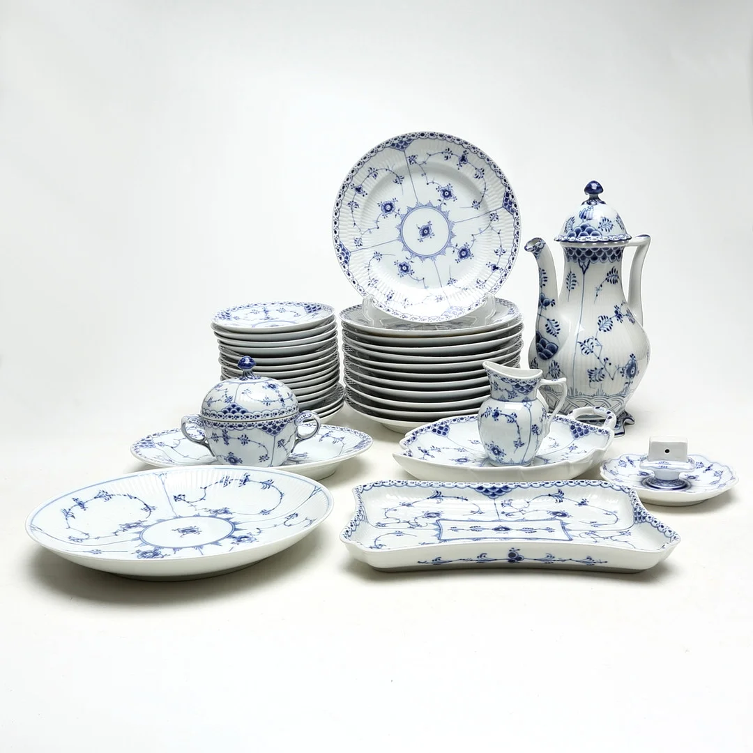 SERVIS, 157 delar, porslin, Kunglig Dansk, Musselmalet, halvblond. — Tableware — Kalmar Auktionsverk