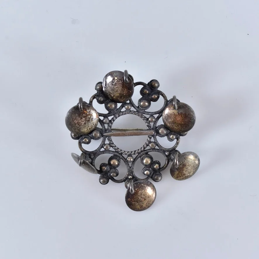 DRÄKTBROCH, silver, signerad AP. — Brooches & Pendants — Halmstads Auktionskammare