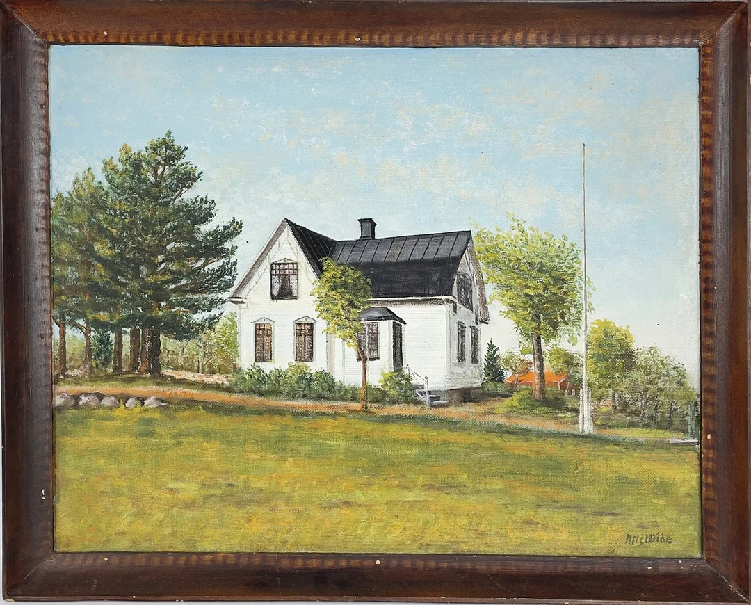 NILS WIDE. Gårdsmotiv, olja på pannå, signerad. — Paintings — Roslagens Auktionsverk