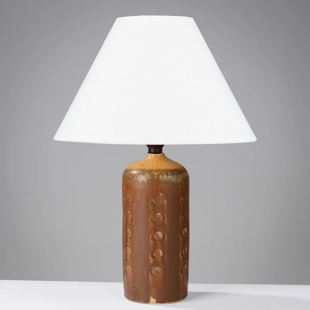 PEDER HALD (1892-1987). Cylinderformet bordlampe af glaseret stentøj med runde relieffer, eget værksted, Danmark, 1950'erne. — Table Lamps — Palsgaard Kunstauktioner