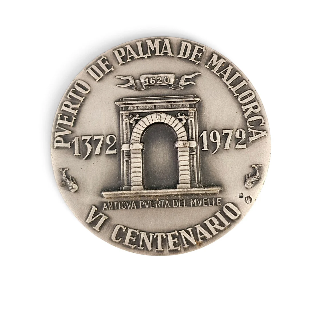 Medalla "Junta del Puerto de Mallorca, VI Centenario, 1972 en plata. — Orders & Medals — Arce Auctions