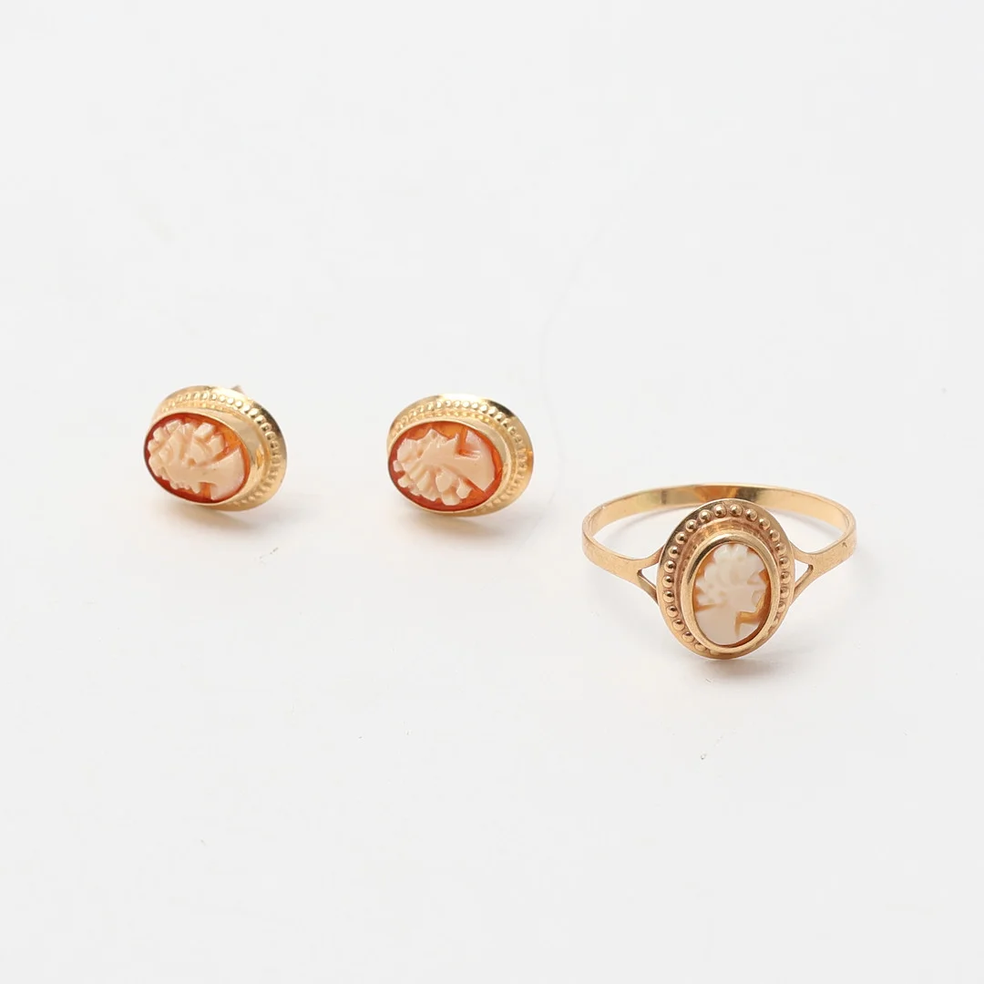 ÖRHÄNGEN ett par, och ring, guld 18K och snäckskalscamé. — Earrings — Uppsala Auktionskammare