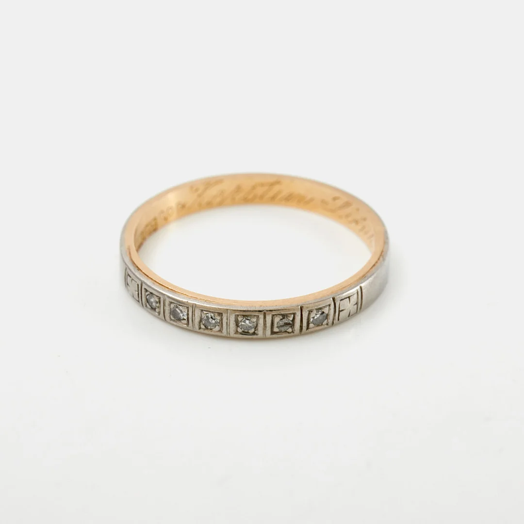 RING, 18 k vit- och rödguld, sex åttkantslipade diamanter, totalt ca 0,06 ct enligt gravyr, Ge-Kå-Smyckek G Kaplan, Stockholm, 1964. — Rings — Stockholms Auktionsverk Sickla