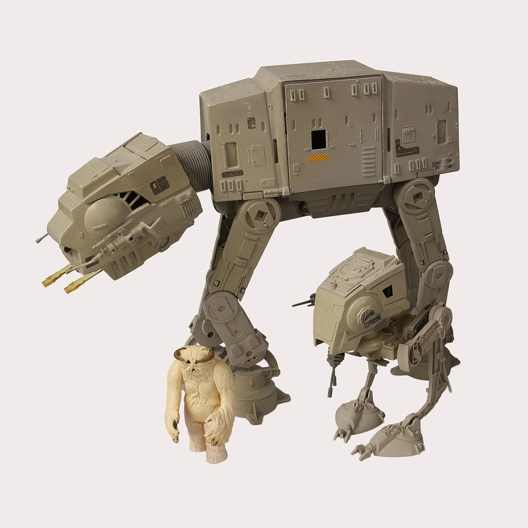 STAR WARS AT-AT Walker AT-ST Scout Walker samt Hoth Wampa ,Kenner 1979-1985. — Action figures & Sci-Fi — Limhamns Auktionsbyrå