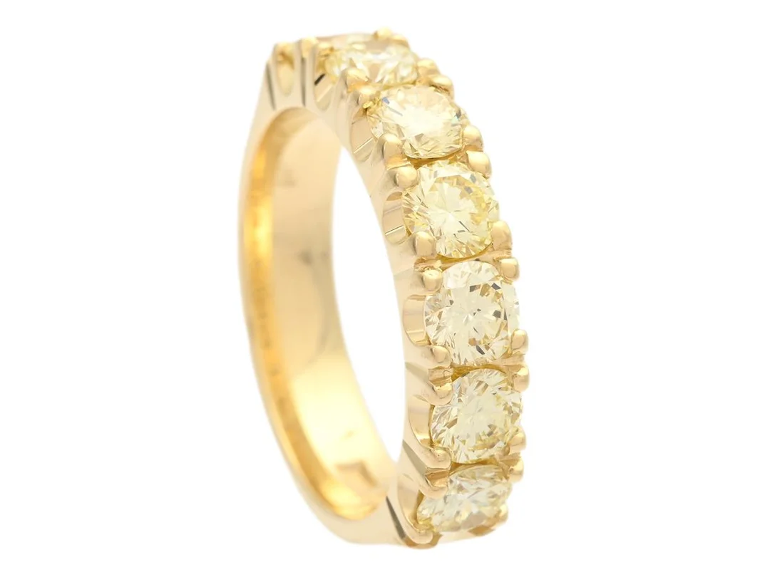 ALLIANSRING, 18K guld, 7 briljantslipade diamanter 1,72 ctv, Fancy Light-Fancy Yellow/VVS-SI, Kaplans Safir, Stockholm 2026, stl 16,5 mm, vikt 6,6 g, enstaka diamanter har nagg. — Smycken/Alliansring — Kaplans