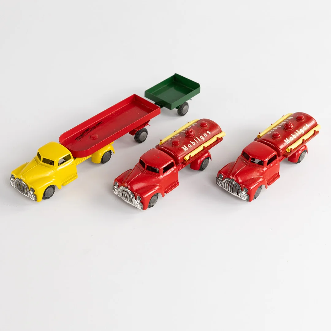 LEKSAKSBILAR. 3 st, Dodge Camion, bl. a. "Mobilgas", Tekno, Danmark. — Model cars — Karljohan Auktioner