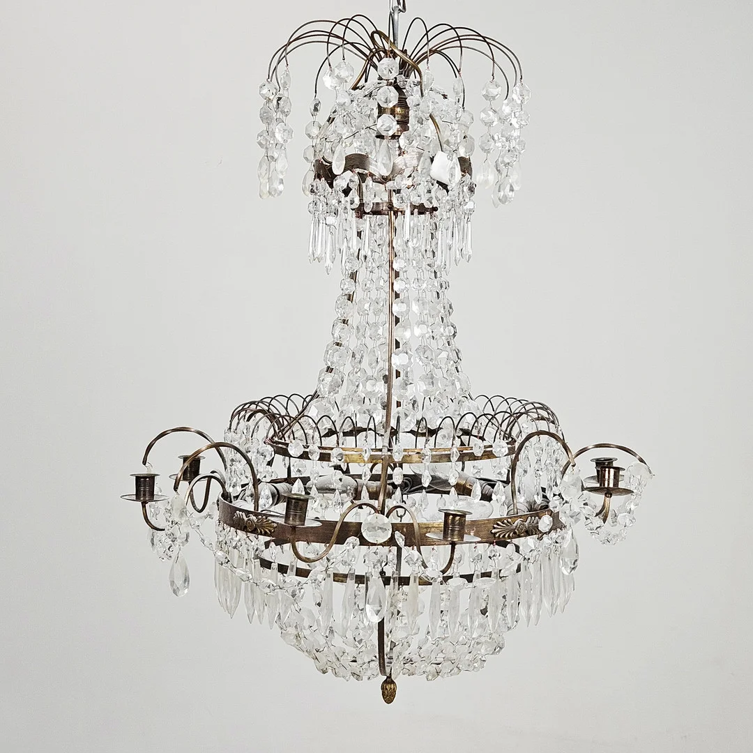 LJUSKRONA, empirstil, 1900-talets första hälft, höjd ca. 76 cm. — Chandeliers — Auktionshuset Thörner & Ek