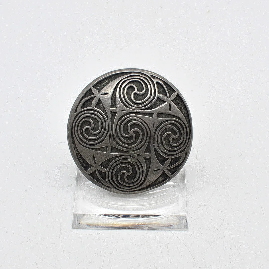 ST. JUSTIN DESIGNER BROSCHE, MIT KELTISCHEM KNOTEN-MOTIV, AUS CORNWALL/ UK, VINTAGE 1980~2000. — Brooches & Pendants — Kunst- und Auktionshaus Kleinhenz