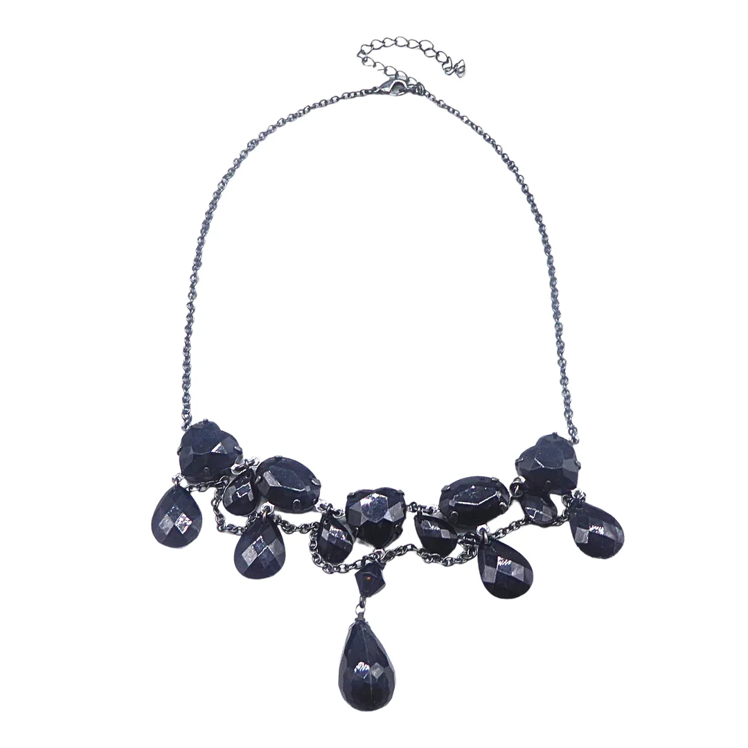 SCHWARZES COLLIER MIT FACETTIERTEN KUNSTSTEINEN IN TROPFEN- UND OVALFORM. — Necklace — Auktionshaus Stuber's Hammerschlag