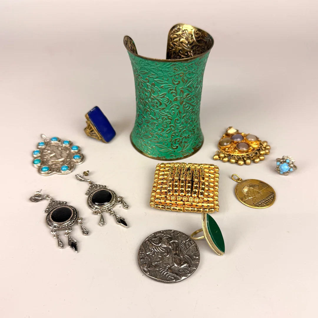 EGYPTIAN STYLE JEWELLERY. — Jewellery — Chalkwell Auctions