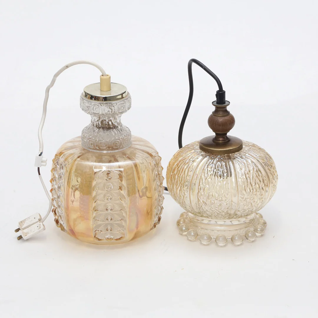 TAKLAMPOR, olika, 2 st, glasskärmar. — Ceiling lights — Kalmar Auktionsverk