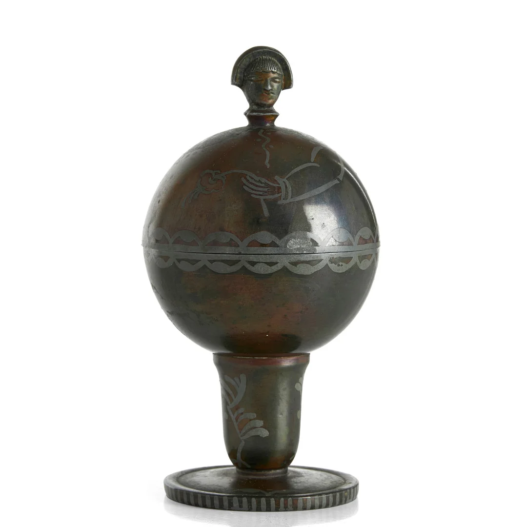 OIDENTIFIERAD FORMGIVARE. Lockskål på fot, patinerad metall, monogramsignerad, 1920/30-tal. — Other metals — Crafoord Auktioner Stockholm