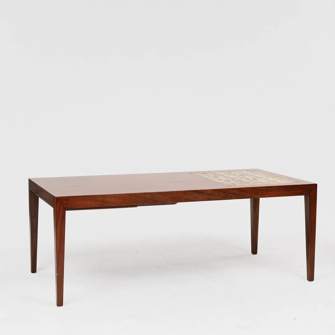 ERIK SEVERIN RISAGER-HANSEN. Haslev Møbelsnedkeri. Rektangulært sofabord af palisander med keramiske kakler. 1960'erne, Danmark. — Coffee Tables — Palsgaard Kunstauktioner
