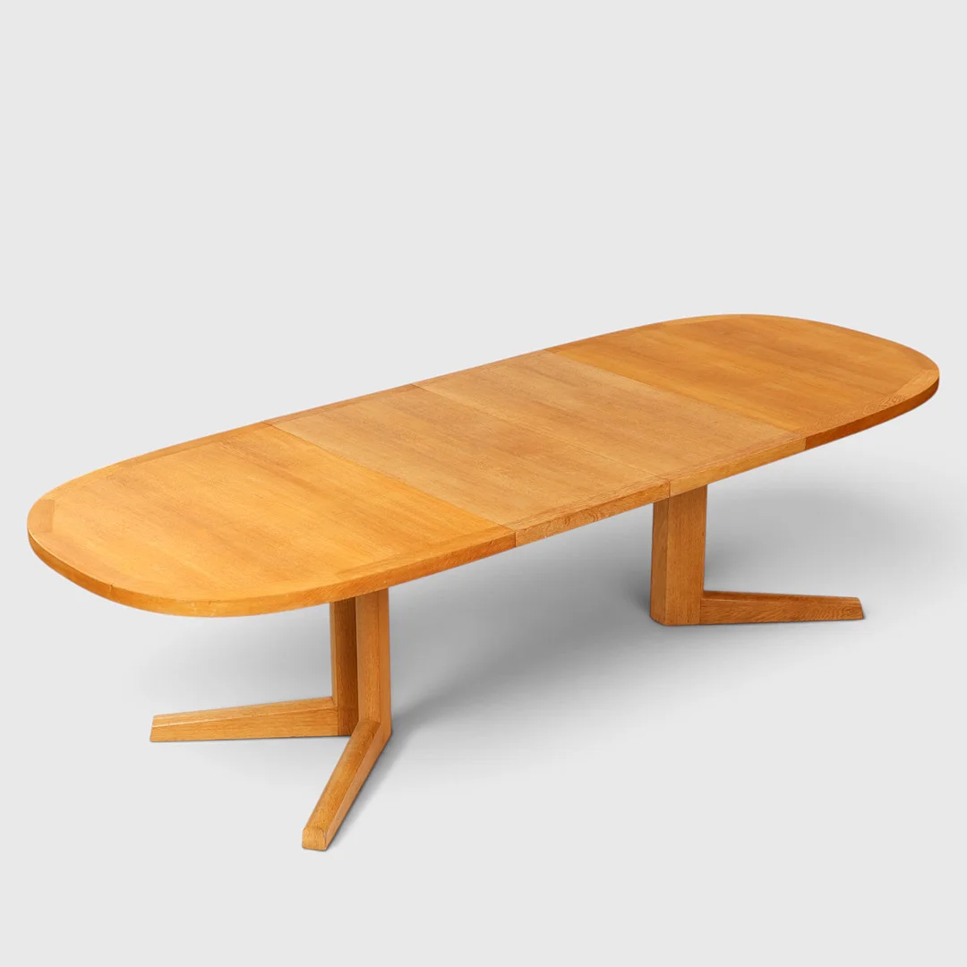 Ovalt spisebord af eg med udtræk og to plader, Dansk Møbelproducent. (3). — Dining tables — Palsgaard Kunstauktioner