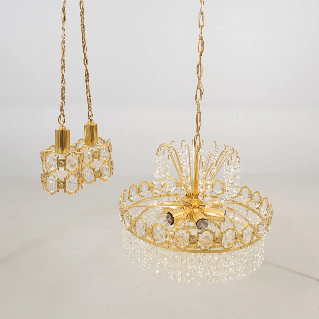 TAKKRONA samt 1 par fönsterlampor med prismor. — Ceiling lights — Höörs Auktionshall