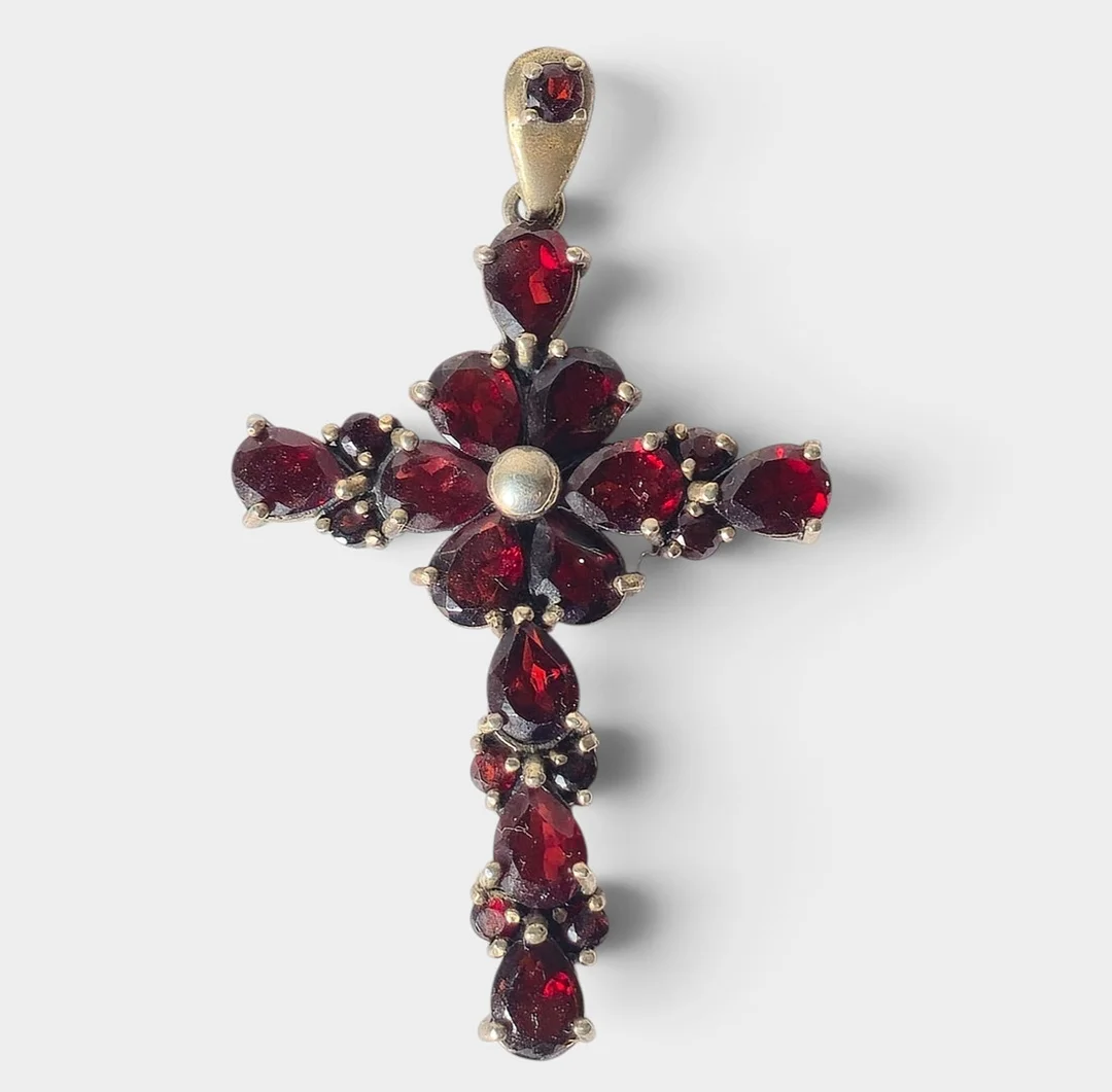Cruz en plata contrastada de 925 y granates. — Brooches & Pendants — Barcelona Auctions