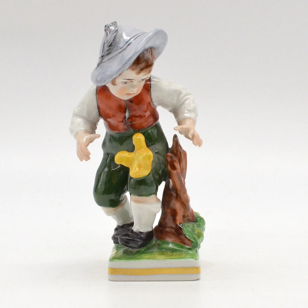 ERNST BOHNE & SÖHNE. "JUNGE MIT KÜCKEN", TÜRINGER PORZELLANFIGUR, POLYCHROM, DEUTSCHLAND, UM 1950. — European — Kunst- und Auktionshaus Kleinhenz