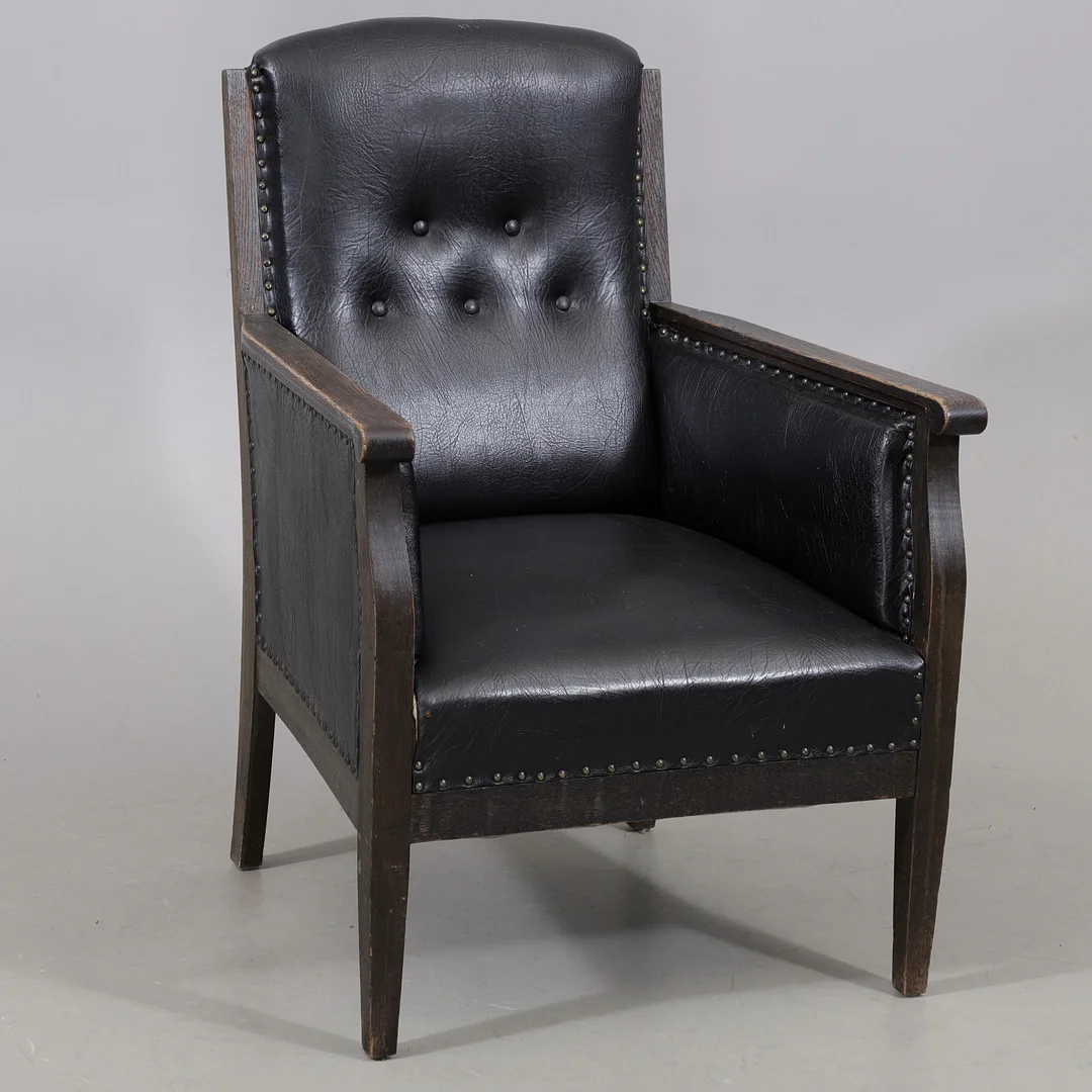 FÅTÖLJ, trä/konstskinn, 1900-tal. — Armchairs & Chairs — Växjö Auktionskammare