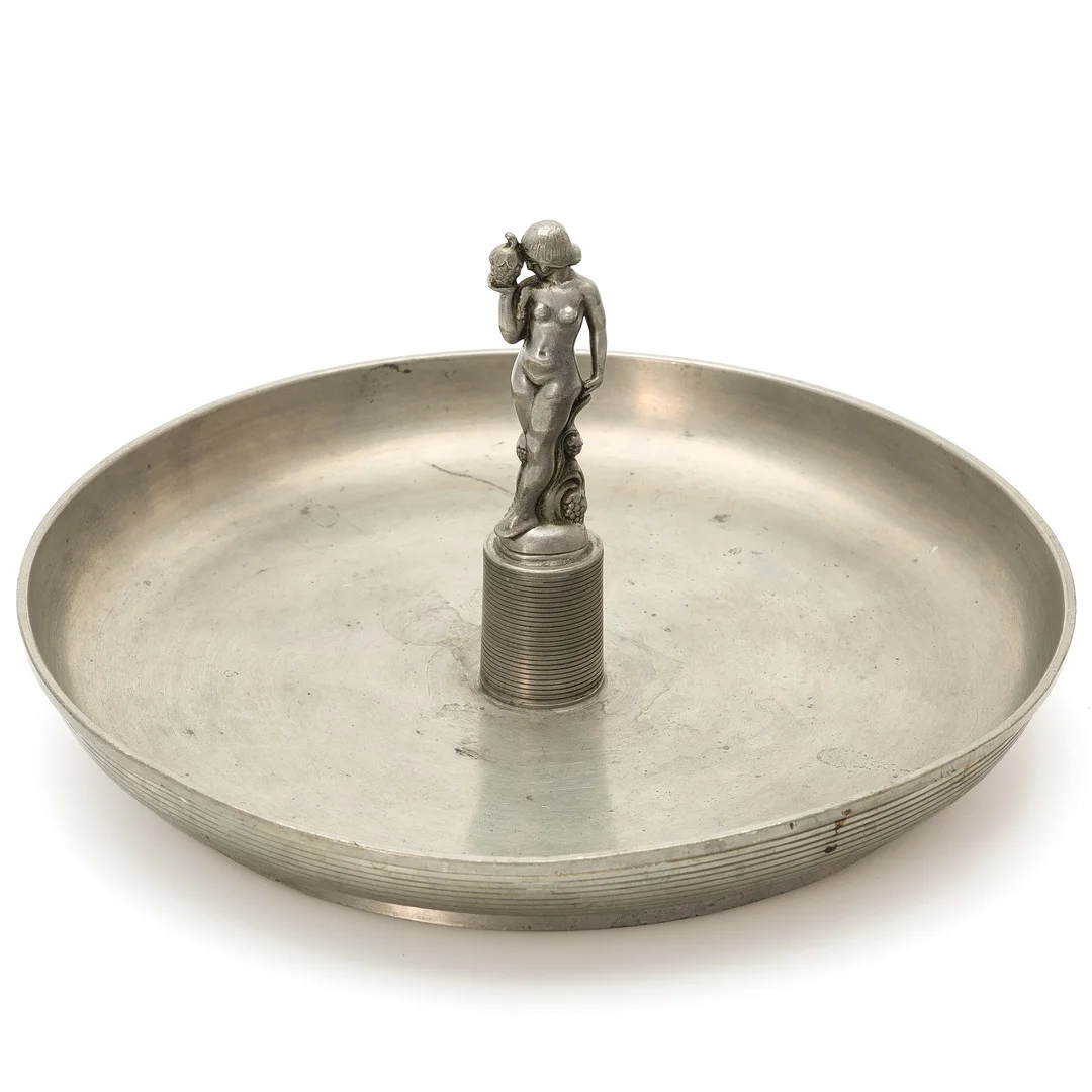 SYLVIA STAVE. Fat, tenn, dekor med poserande kvinna, C.G Hallberg, Stockholm, 1932. — Pewter, Brass & Copper — Auktionsmagasinet Vänersborg