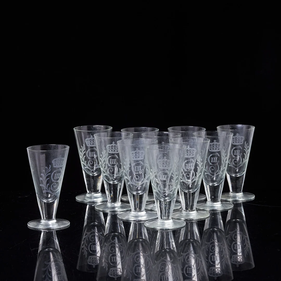SNAPSGLAS, 11 styck, etsade monogram Gustav III, 1900-tal. — Tableware — Stockholms Auktionsverk Sickla
