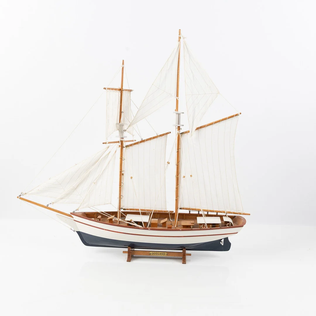 POND YACHT, seglande modell, 2-mastad, bemålat köl, sydda segel, 1900-tal. — Sports memorabilia — Stockholms Auktionsverk Helsingborg