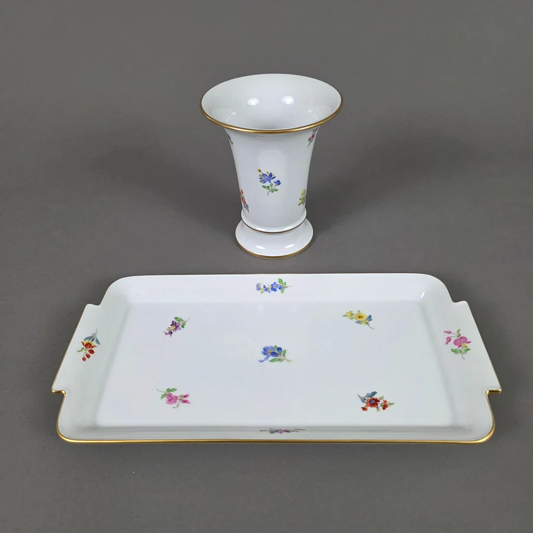 TRICHTERVASE und KUCHENPLATTE - MEISSEN, 2. Hälfte 20.Jh., Porzellan, polychrome Bemalung mit Streublumen, Goldränder. — European — Auktionshaus Blank