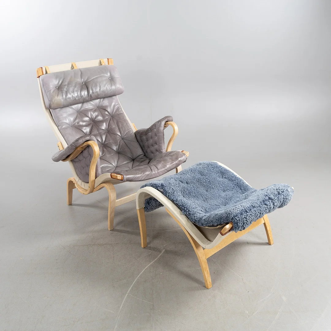 BRUNO MATHSSON. Fåtölj och fotpall, "Pernilla", DUX. — Armchairs & Chairs — Stockholms Auktionsverk Helsingborg