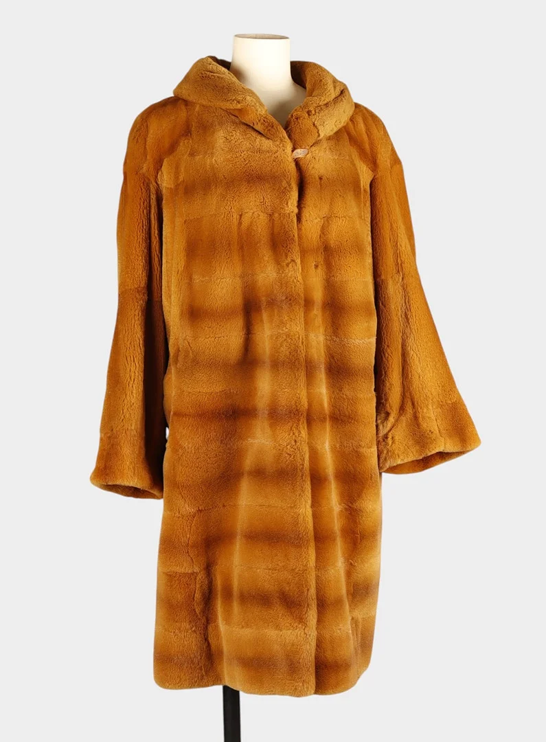 Abrigo de visón rasado color camel. — Vintage & Designer Fashion — Barcelona Auctions
