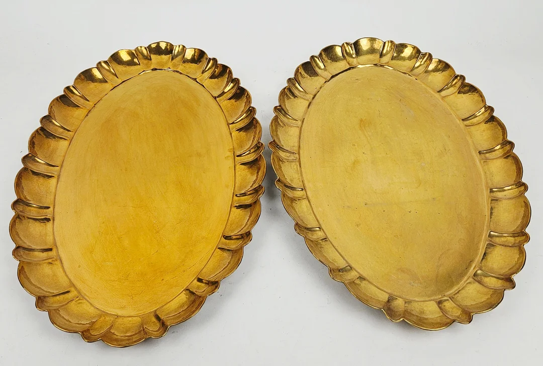 LARS HOLMSTRÖM. Brickor, ett par, mässing, Arvika. — Pewter, Brass & Copper — Auktionshuset Thörner & Ek