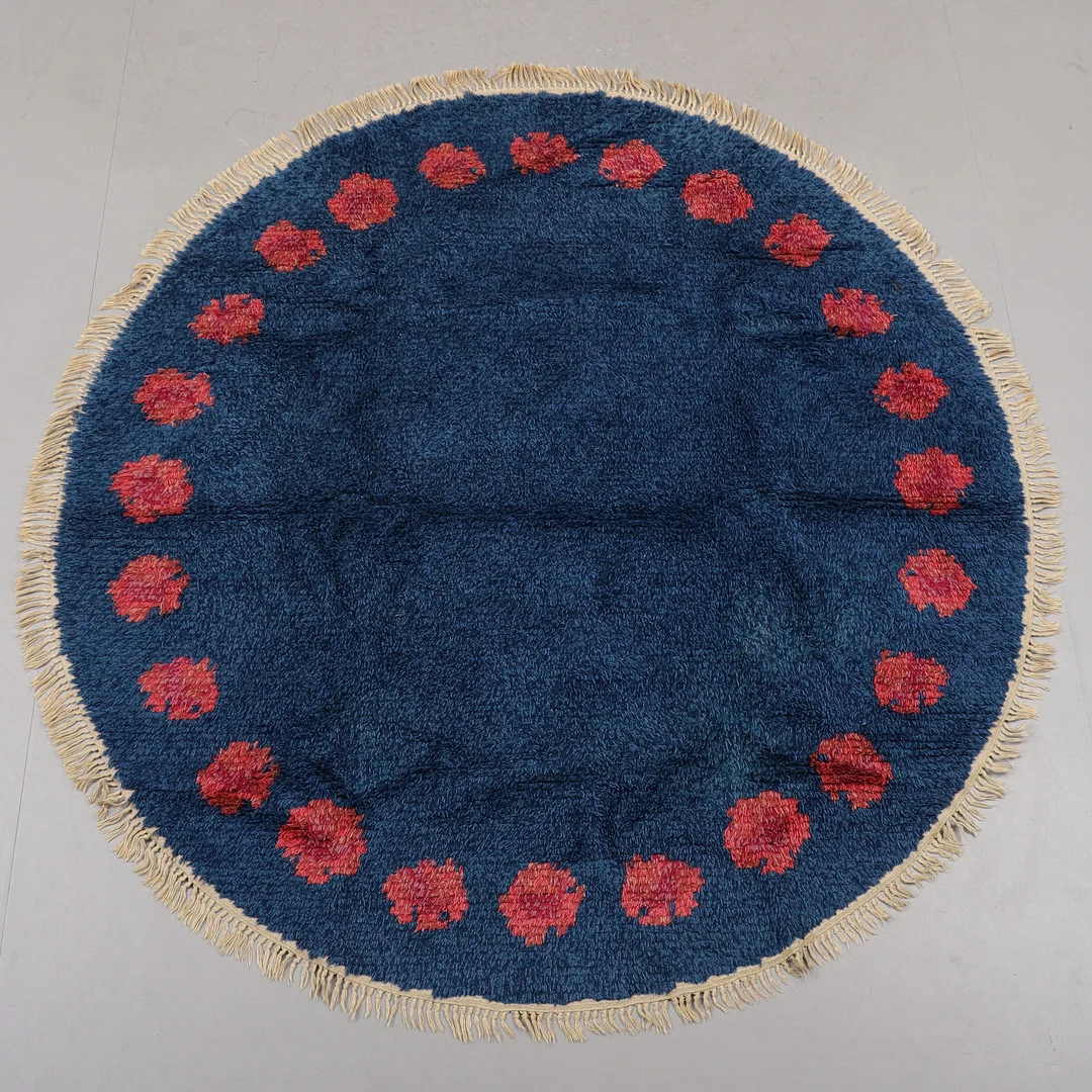 RYAMATTA, 1900-talets andra hälft, diameter 190 cm. — European Carpets & Textiles — Växjö Auktionskammare