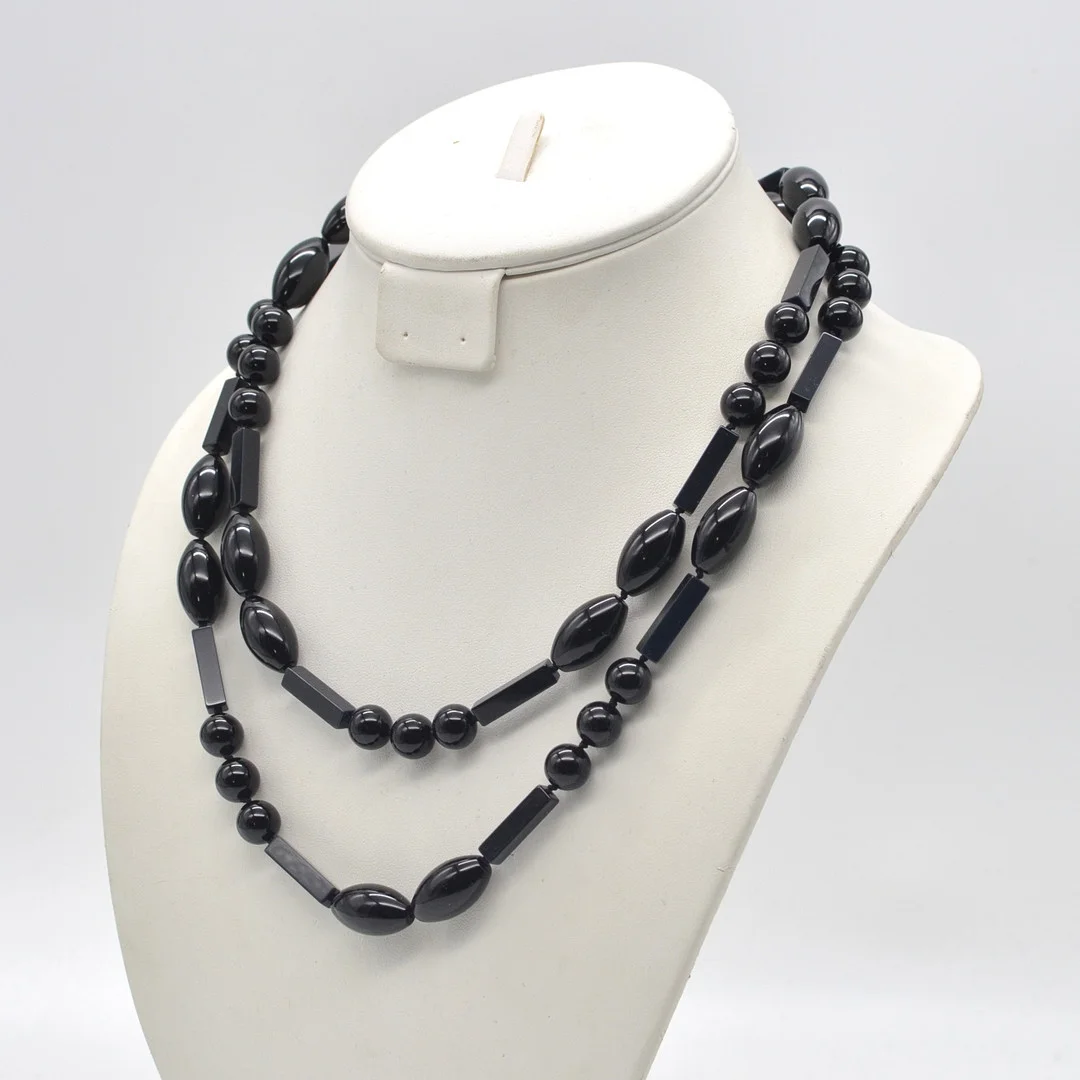 ENDLOSCOLLIER AUS ONYX, POLIERTE PERLEN, DREI FORMEN, IN STRUKTUR GEBUNDEN, ENDE 19. JAHRHUNDERT. — Necklace — Kunst- und Auktionshaus Kleinhenz