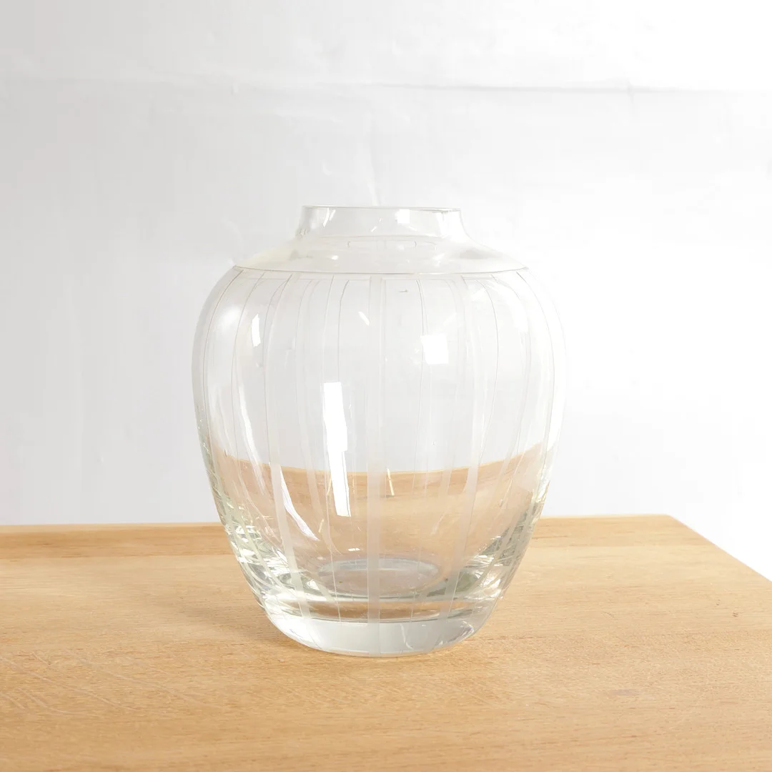PER LÜTKEN. Vase af klart glas, korpus dekoreret med vertikale slibninger. Udført hos Holmegaard Glasværk, Danmark. — Art glass — Woxholt Auktionshus