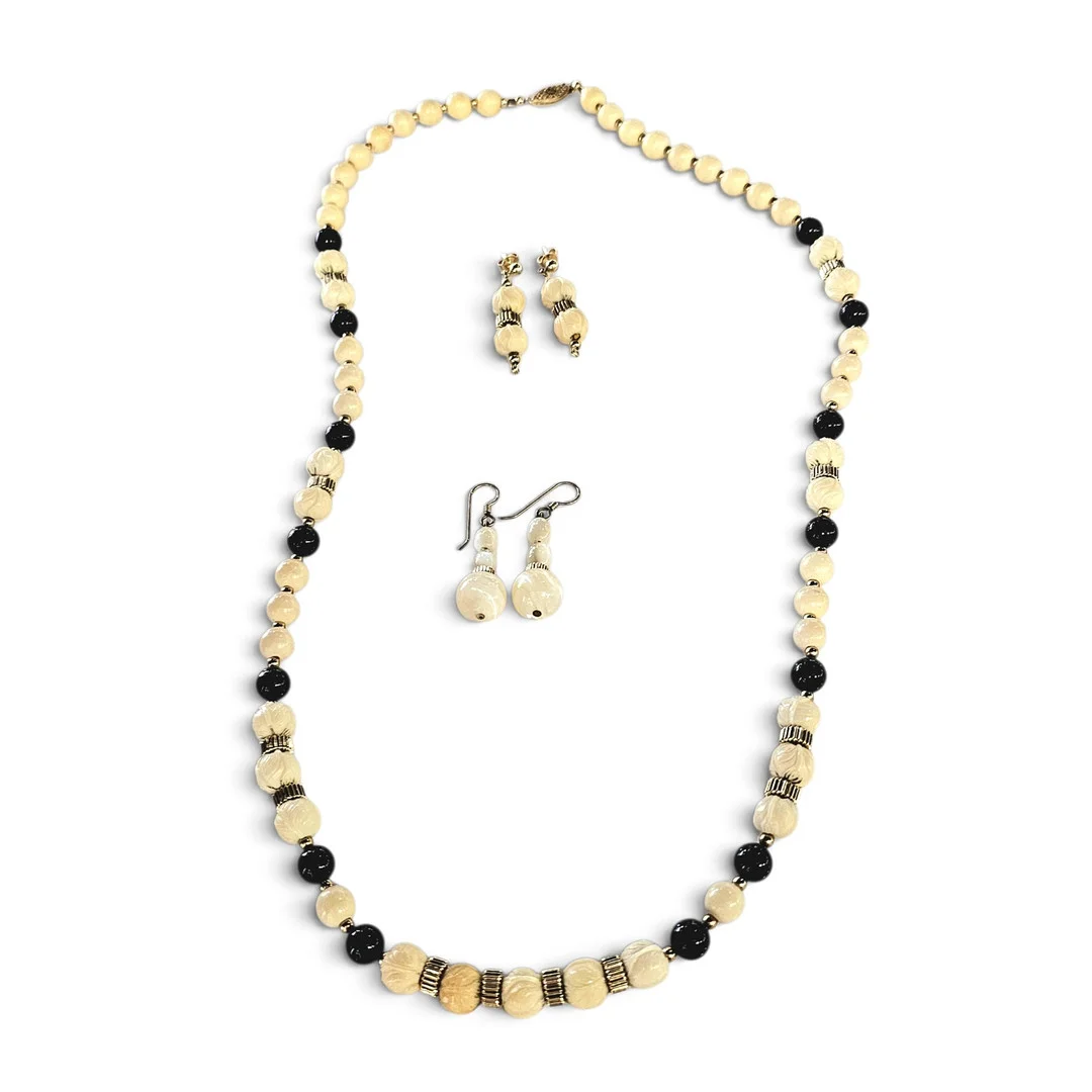 Juego de collar y pendientes de nácar y cuentas en metal dorado. — Necklace — Arce Auctions
