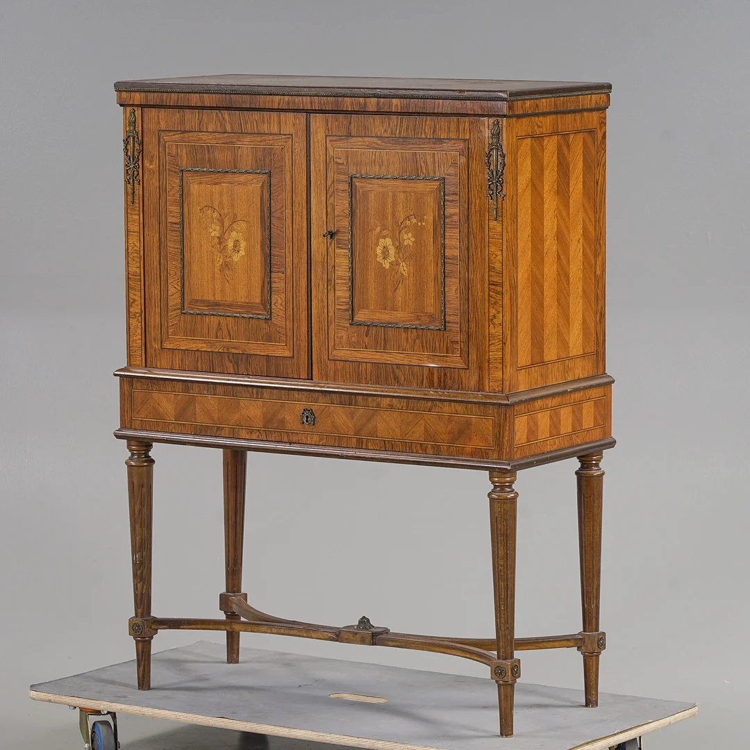 BARSKÅP Gustaviansk stil, Riklig intarsiadekor, 1900-talets andra hälft. — Cupboards, Cabinets & Shelves — Karlstad Hammarö Auktionsverk