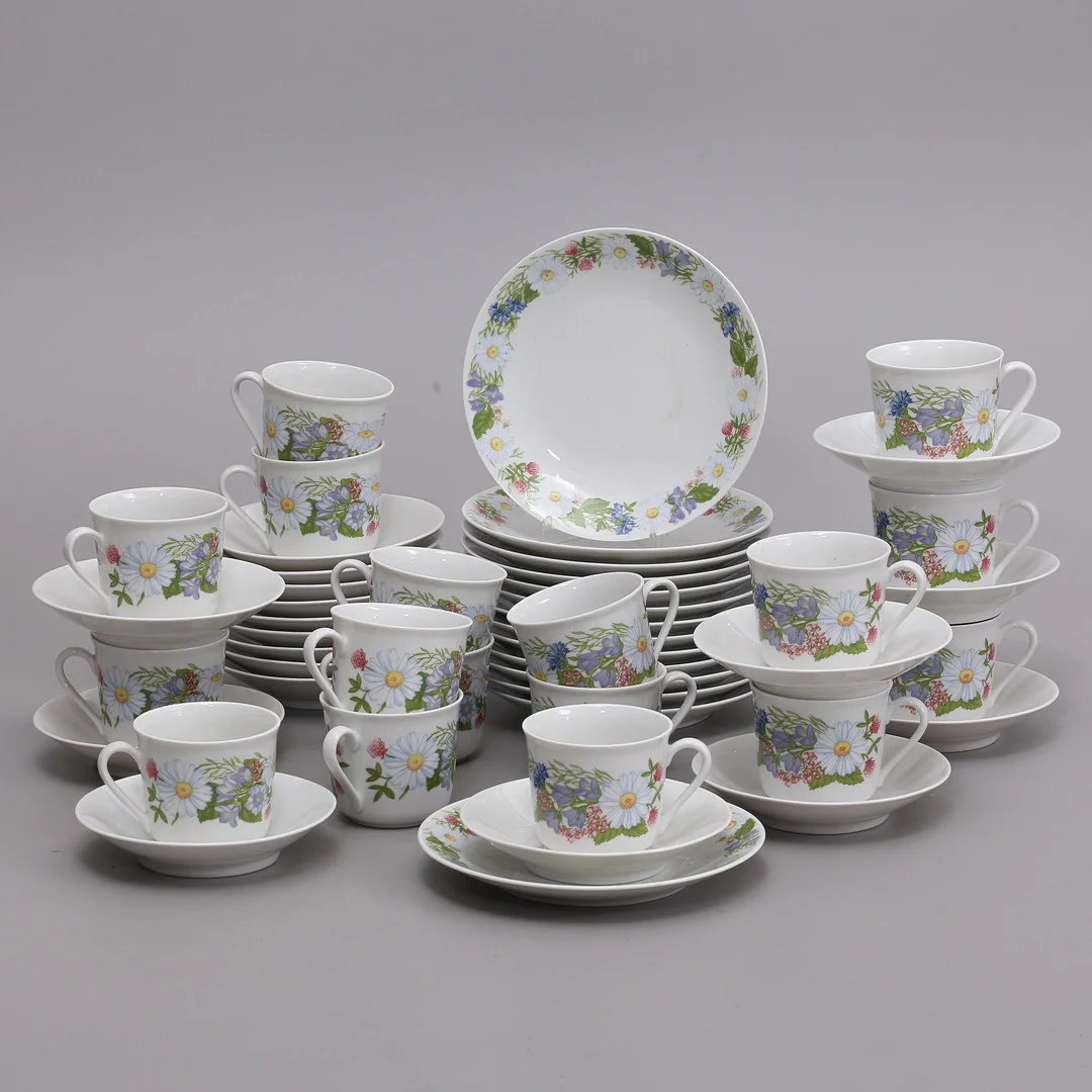 MARGARETA LILJESKÖLD. Servisdelar 49st, "Midsommar", Rörstrand. — Tableware — Auktionshuset Thelin & Johansson