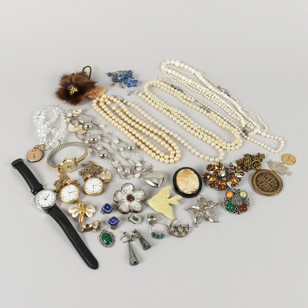 BIJOUTERIER med mera. — Costume Jewellery — Karlstad Hammarö Auktionsverk