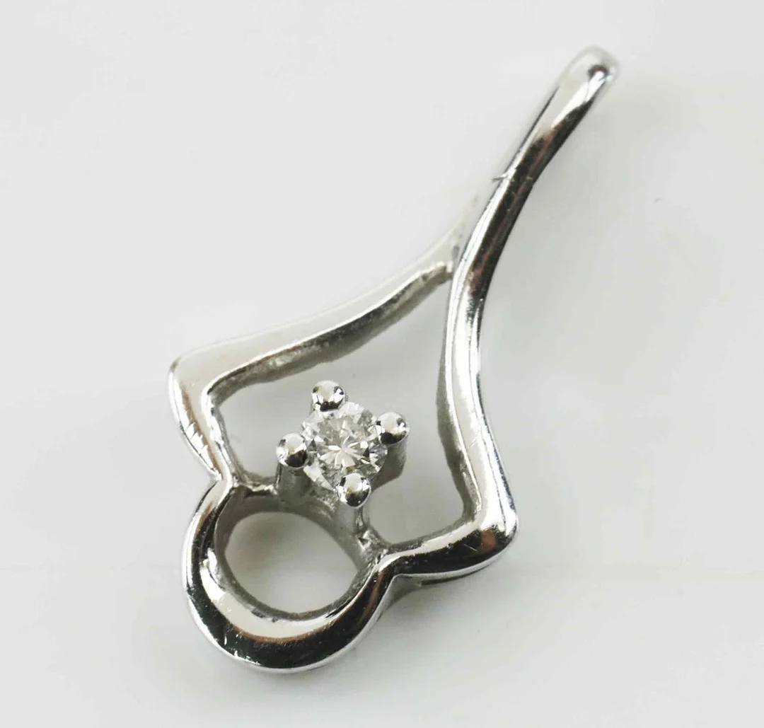 HÄNGE, vitguld 18K, diamant, 1900-tal. — Brooches & Pendants — Hälsinglands Auktionsverk