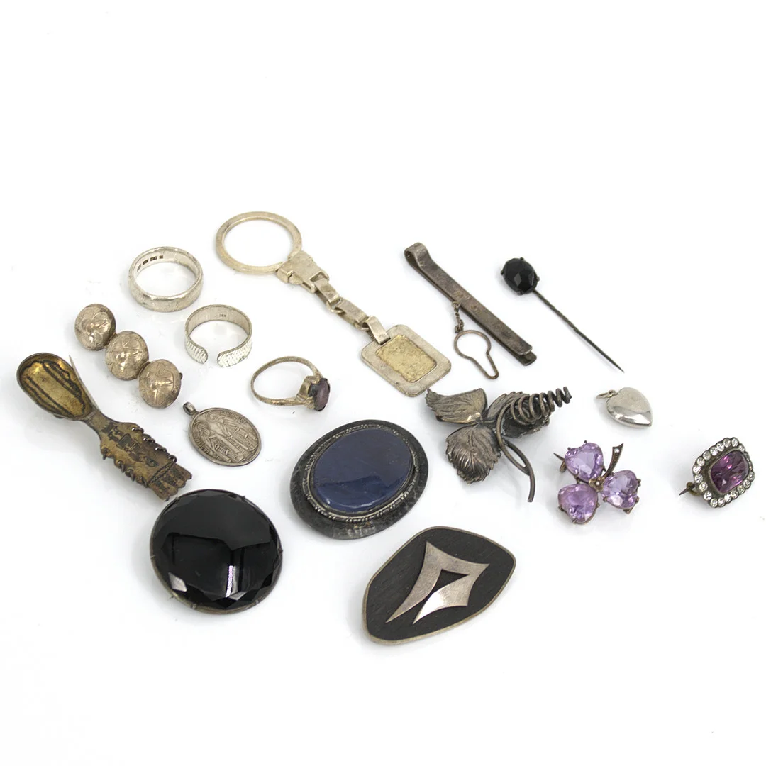 SILVERSMYCKEN, 16 delar, silver, ametist, onyx. — Jewellery — Höganäs Auktionsverk