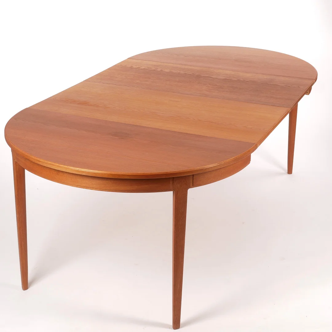 CARL MALMSTEN. Matsalsbord rund, "Herrgården", 2 iläggsskivor, Bodafors, 1960-tal. — Dining tables — Auktionsfirma Kenneth Svensson i Kalmar