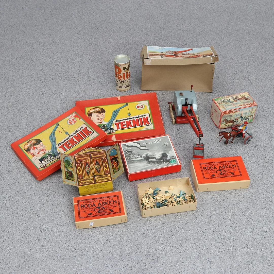PARTI ÄLDRE LEKSAKER, NIO DELAR. Pussel, travekipage m.m. 1900-tal. — Other toys — Skånes Auktionsverk