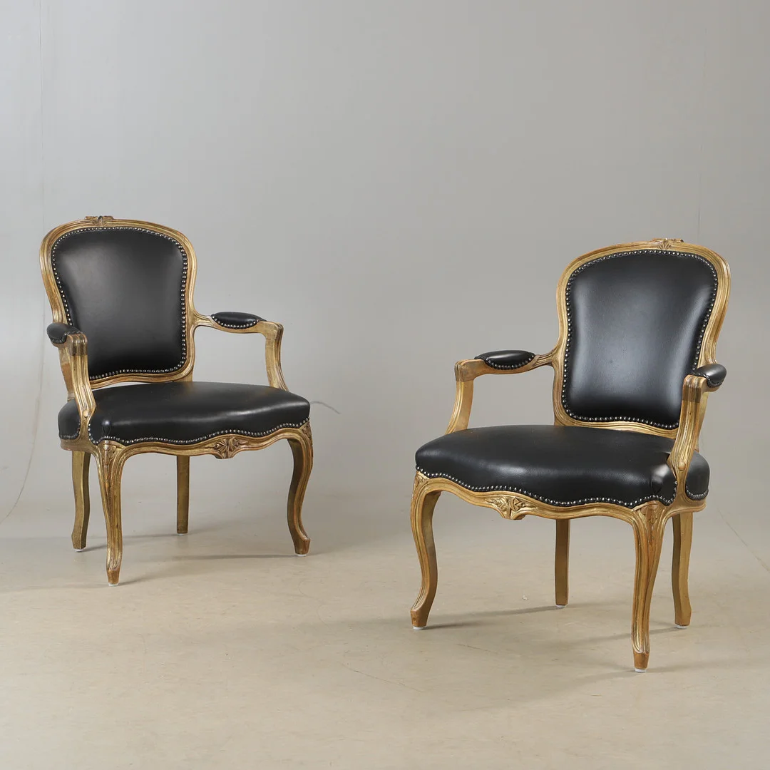 KARMSTOLAR, 1 par, förgyllda med skinnklädsel, rokokostil. — Armchairs & Chairs — Helsingborgs Auktionskammare