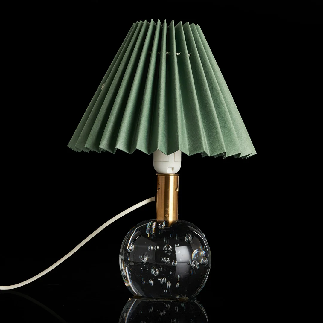JOSEF FRANK. Bordslampa, modell '1819', Reijmyre glasbruk för Firma Svenskt Tenn. — Table Lamps — Crafoord Auktioner Stockholm