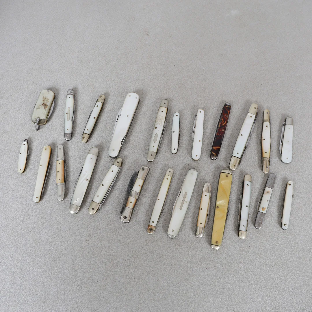 A COLLECTION OF MOSTLY MOTHER OF PEARL AND STEEL FRUIT AND PEN KNIVES (QTY). — Other collectables — Bishop & Miller