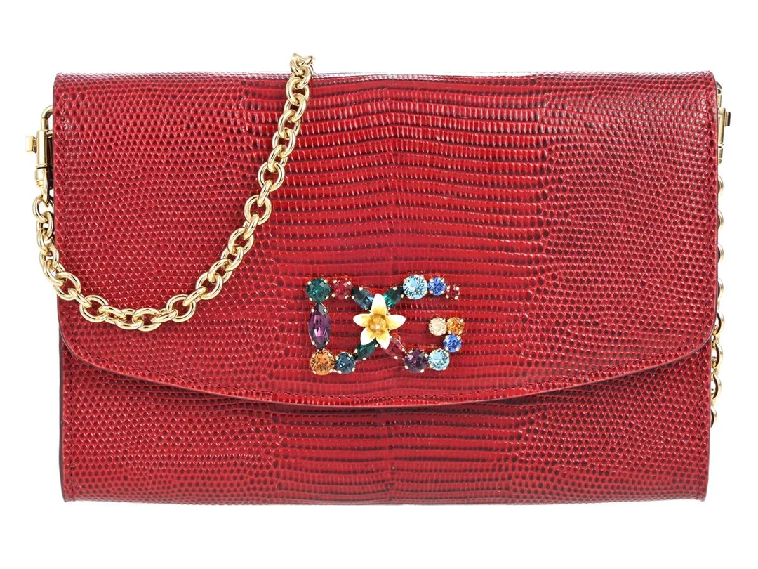 DOLCE & GABBANA, VÄSKA, Chain Bag, rött präglat läder, färgade kristaller, emaljblomma, Logo D&G, 19,5x14x3 cm, cert, dustbag, originalkartong. Excellent Condition. — Accessoarer/Väskor — Kaplans