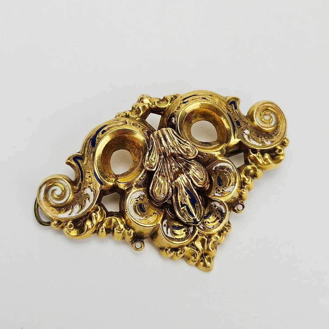 BROSCH, guld, 18K, Stockholm 1848, total vikt ca. 6 gram. — Brooches & Pendants — Auktionshuset Thörner & Ek
