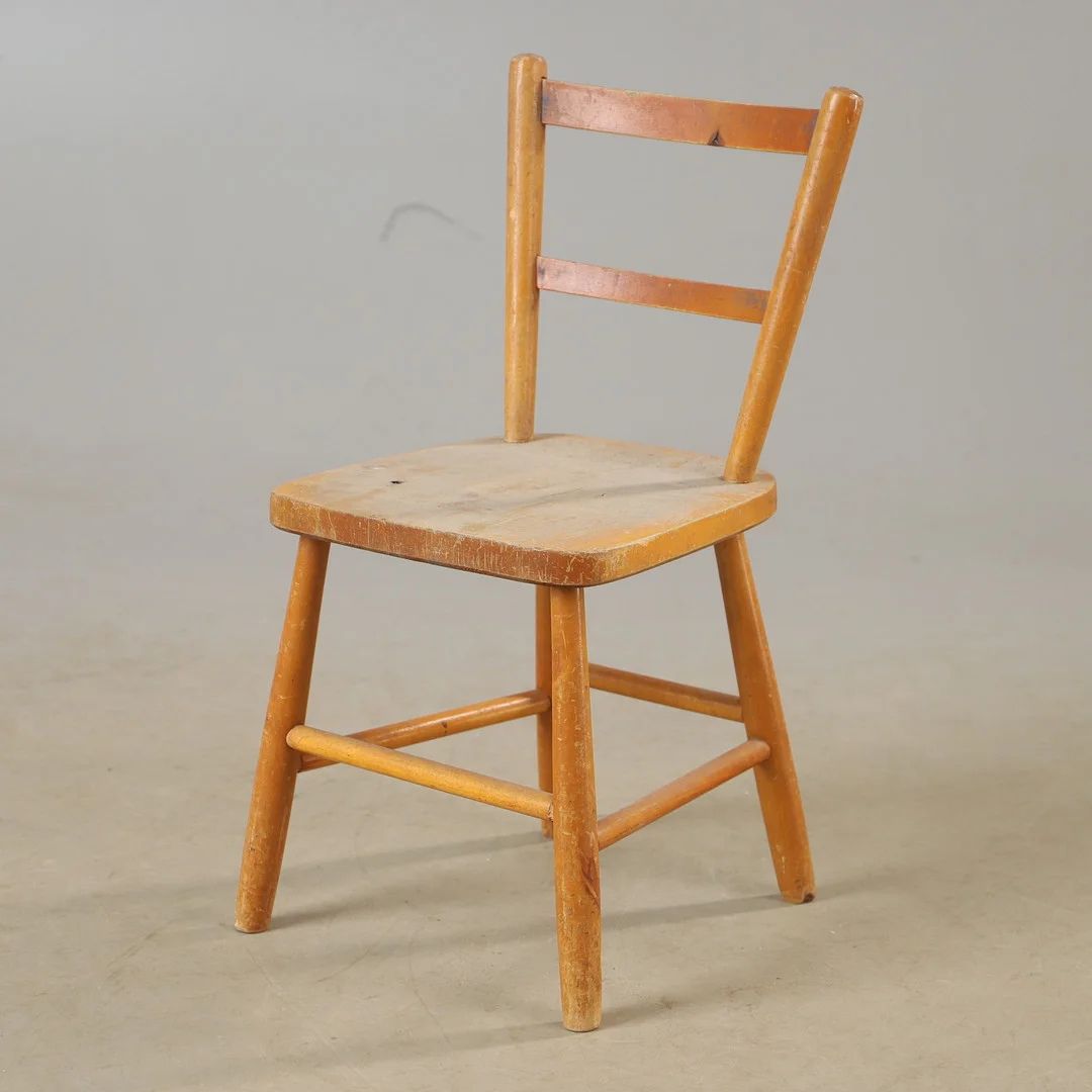 BARNSTOL, björk, 1900-talets mitt. — Armchairs & Chairs — Helsingborgs Auktionskammare